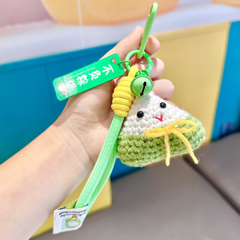 毛糸のかぎ針編みのちまきのキーホルダーは学生の中で大学入試の卒業の贈り物を掛けます。|undefined