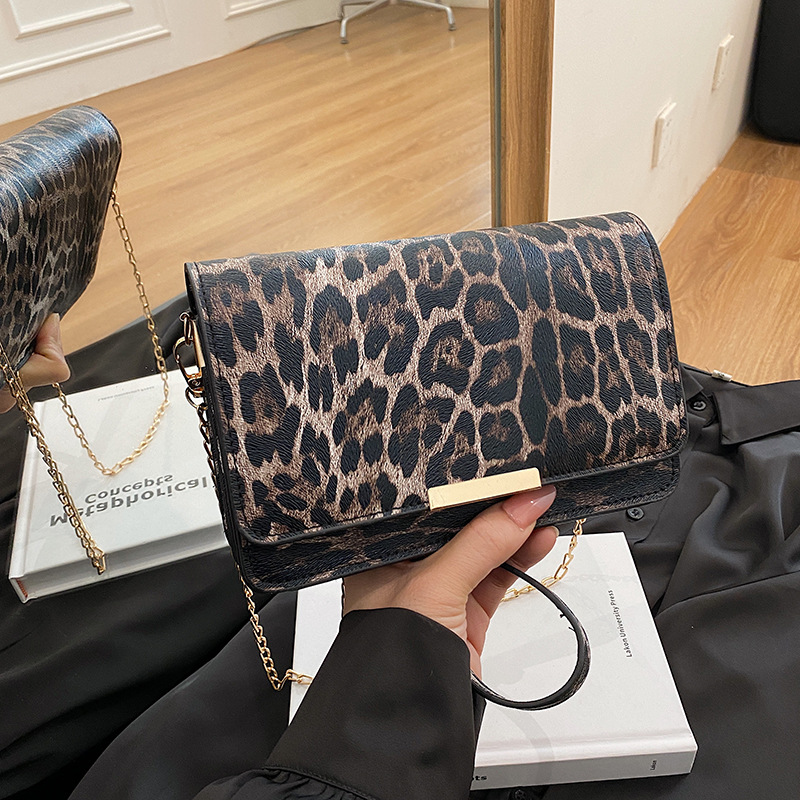 2024 invierno nuevo estampado de leopardo de moda bolso cuadrado de estilo extranjero sensación de tendencia personalidad literaria de moda bolso de hombro único
