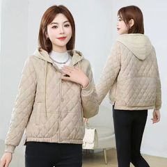 2025年菱形格子柄ジャケット、ファッション冬服、韓国風カジュアル、着痩せ効果のあるショート丈フード付き保温ジャケット、卸売販売中
