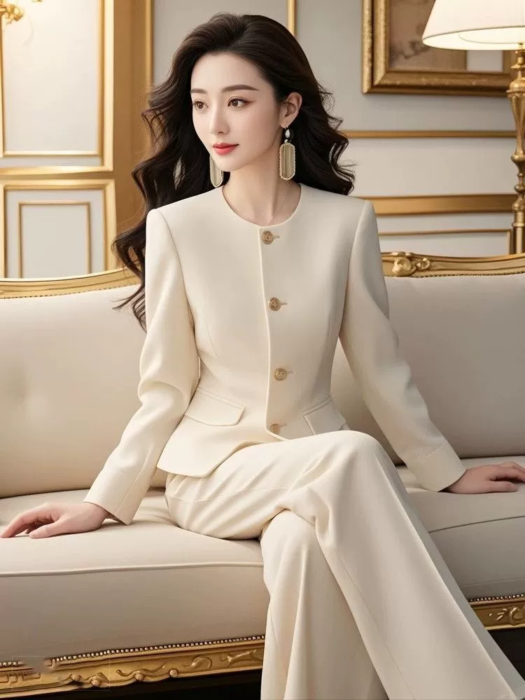 Женский осенний белый костюм-брючный (в стиле Chanel), западный крой пиджака и брюк, элегантный яркий стиль