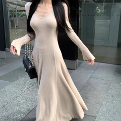 卡其色连衣裙长裙t恤女秋季2025新款收腰内搭法式v领针织修身上衣
