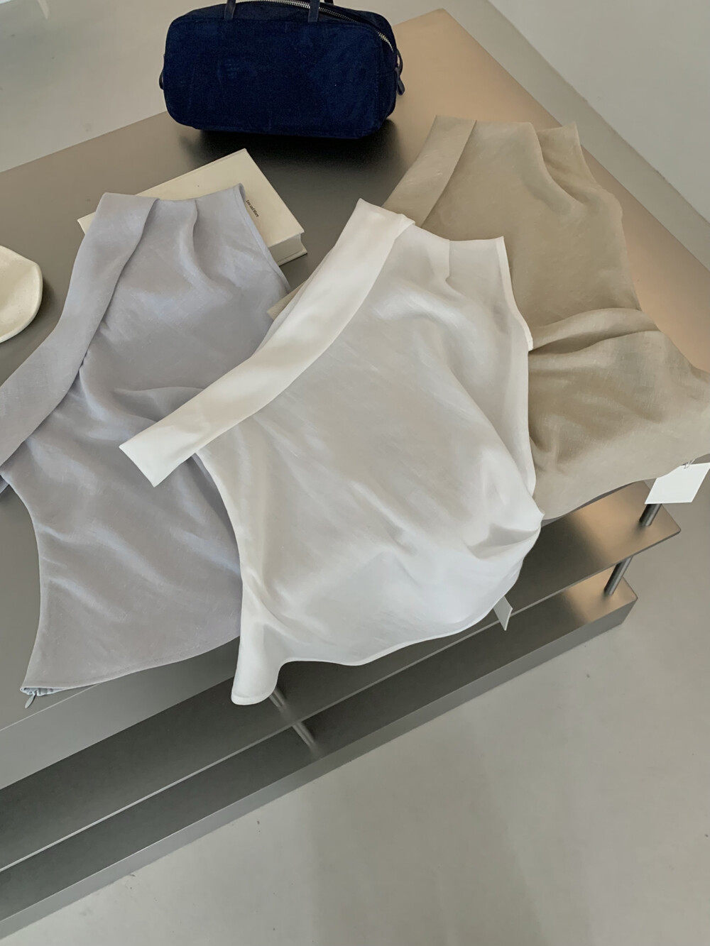 Áo croptop nữ tay ngắn cổ lệch vai, thiết kế bất đối xứng — Xanh da trờicolor, màu trắng, màu mơ chi tiết 7