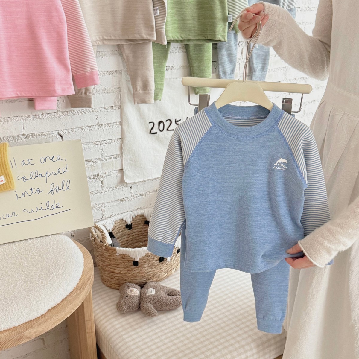 Otoño y invierno pijamas de niños sin hueso abrigo de otoño pantalones de otoño conjunto de lana seda rayas de hombro ropa doméstica para hombres y mujeres