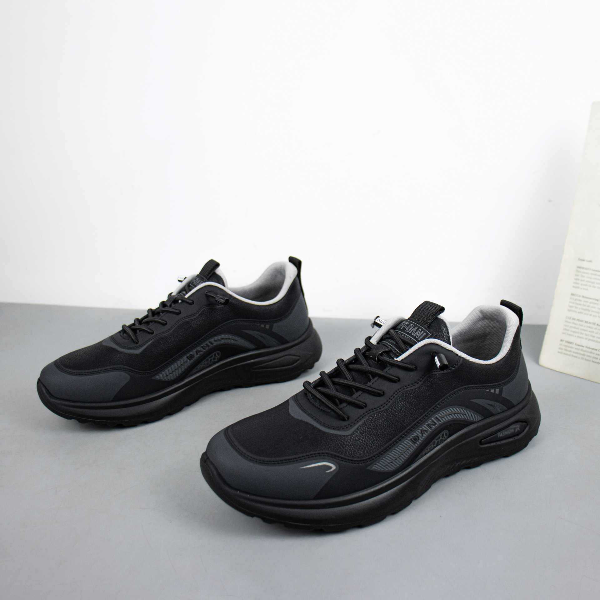 6662085；秋冬季厚底休闲男鞋户外百搭跑步鞋黑色通勤鞋厚底防水