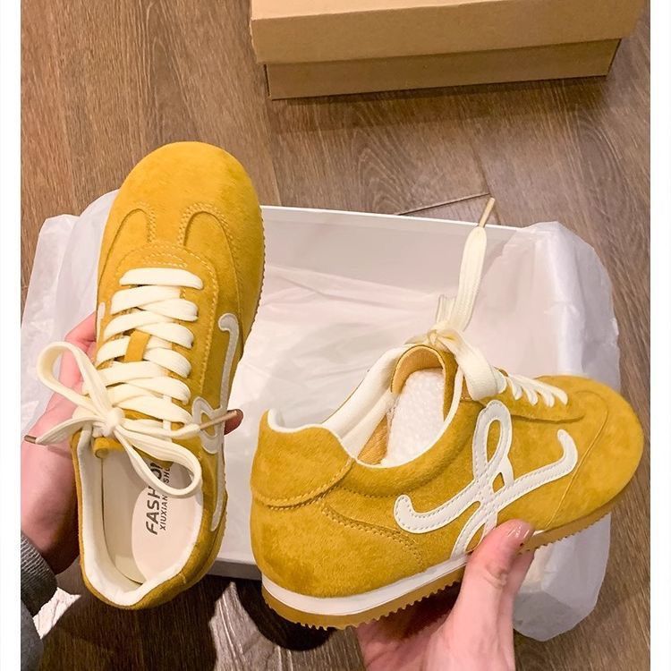 Zapatos de cuero retro retro casuales de fondo plano 2025 primavera y otoño nuevos zapatos de mujer zapatos de entrenamiento amarillos zapatos de mujer
