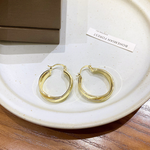 Chen Shuting's ear cuff from 