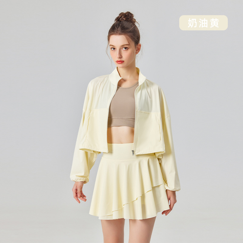 Conjunto deportivo para mujer: chaqueta transpirable de protección solar para exteriores, top de yoga, falda corta plisada y falda de bádminton.