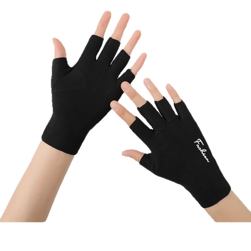 冬の手袋の女性のカップルは指を出して屋外で自転車に乗る学生を指します。