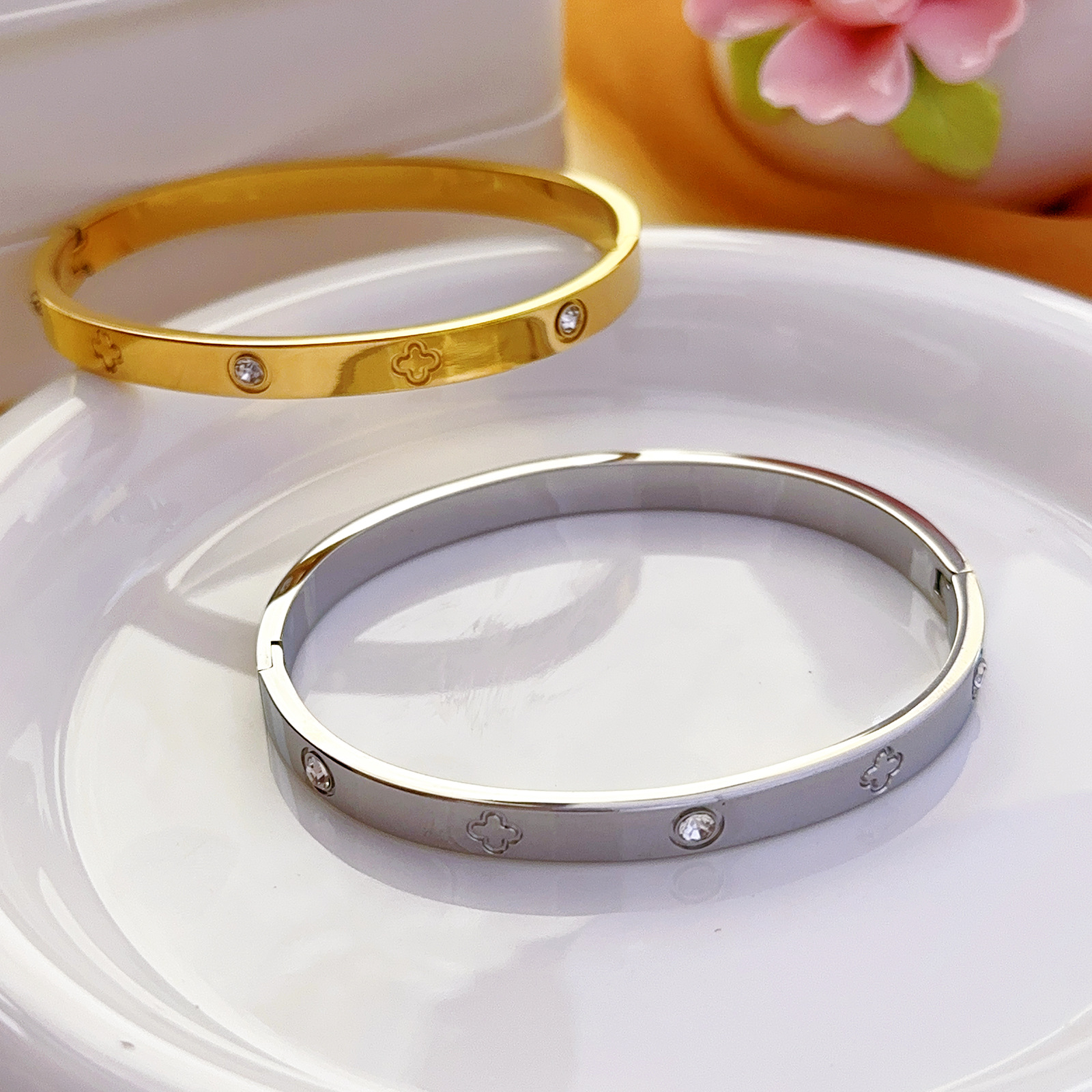 Pulsera mujer moda transfronteriza flor de cuatro hojas pulsera de flor de ciruelo acero inoxidable con incrustaciones de diamantes temperamento femenino moda titanio acero pulsera joyería