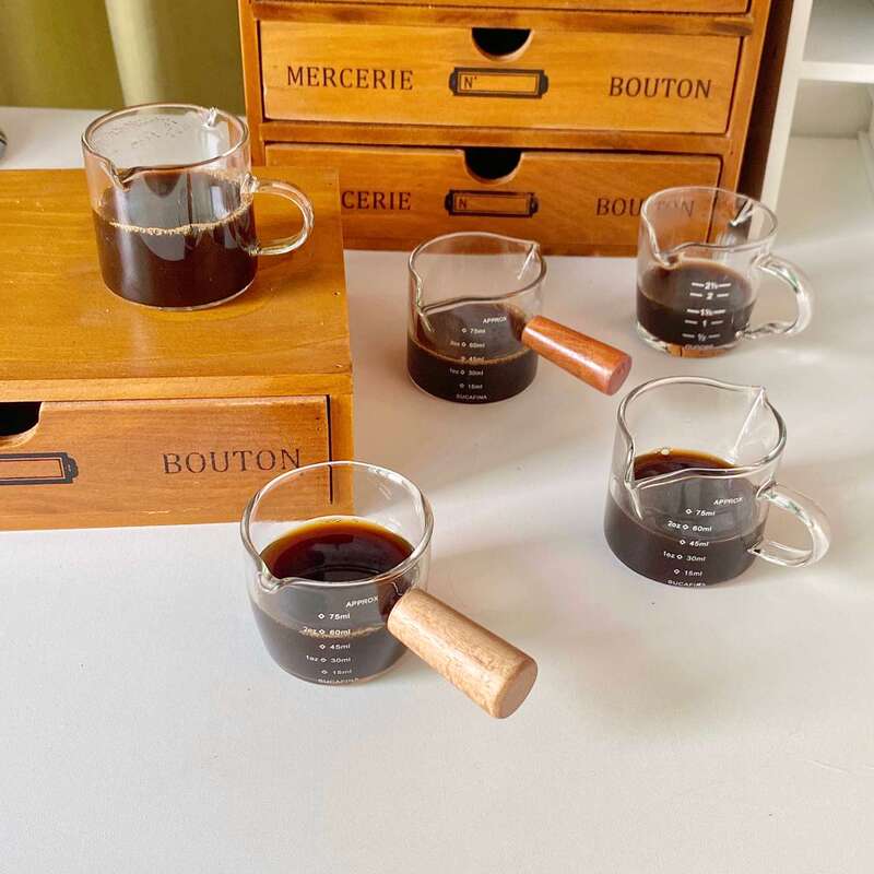 エスプレッソの木の柄のミルクの缶の双口の小さいミルクの杯の多種の調味料のソースは皿のツールをつけてスケールの計量カップを抽出します。|undefined