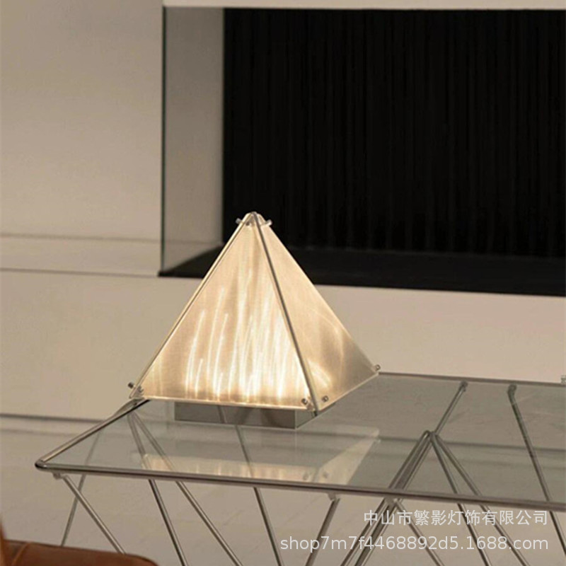 Art Decorativo lámpara de escritorio moderna y creativa simple sala de estar lámpara de cabezal de cama estudio sala modelo lámpara de vidrio pirámide decoración