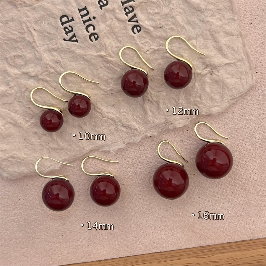Fashionable elegant earrings from pearl