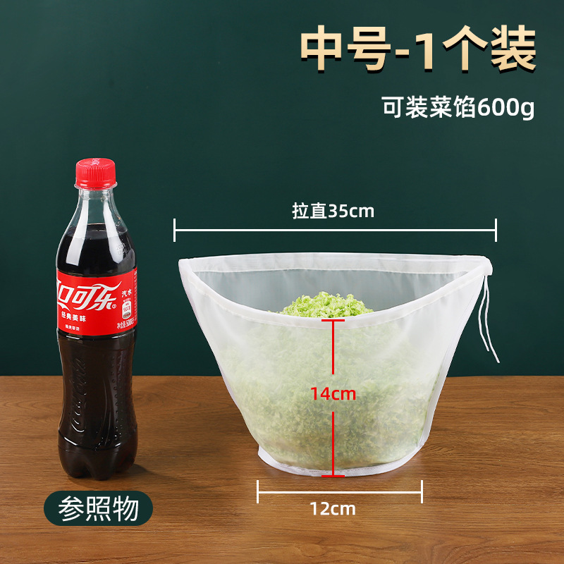 ギョーザの餡は水を搾って詰めます。|undefined