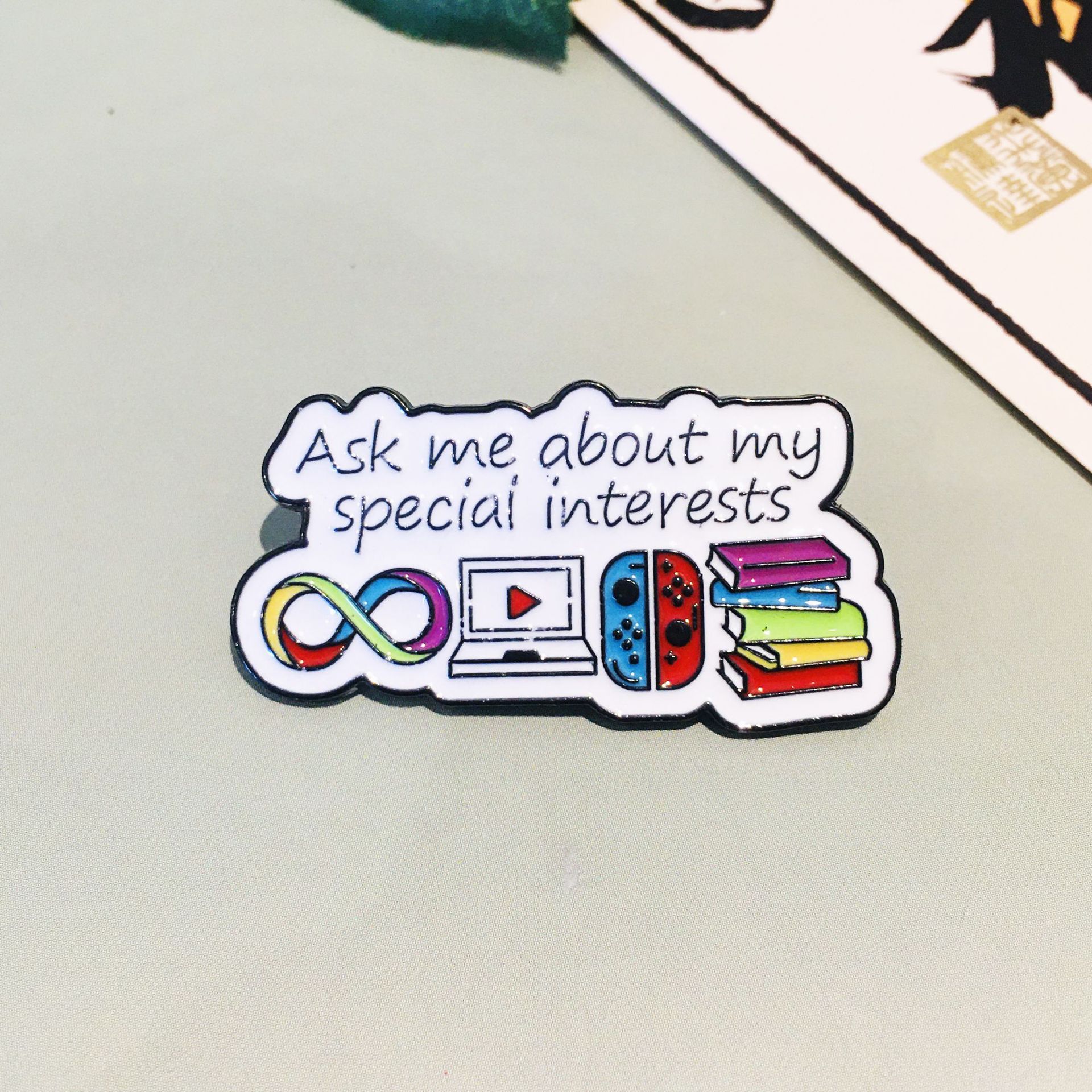 Broche de conversión de estado de ánimo europeo y americano Personalidad Deslizable Electricidad social Emoji Insignia de metal Accesorios de joyería femenina Pin