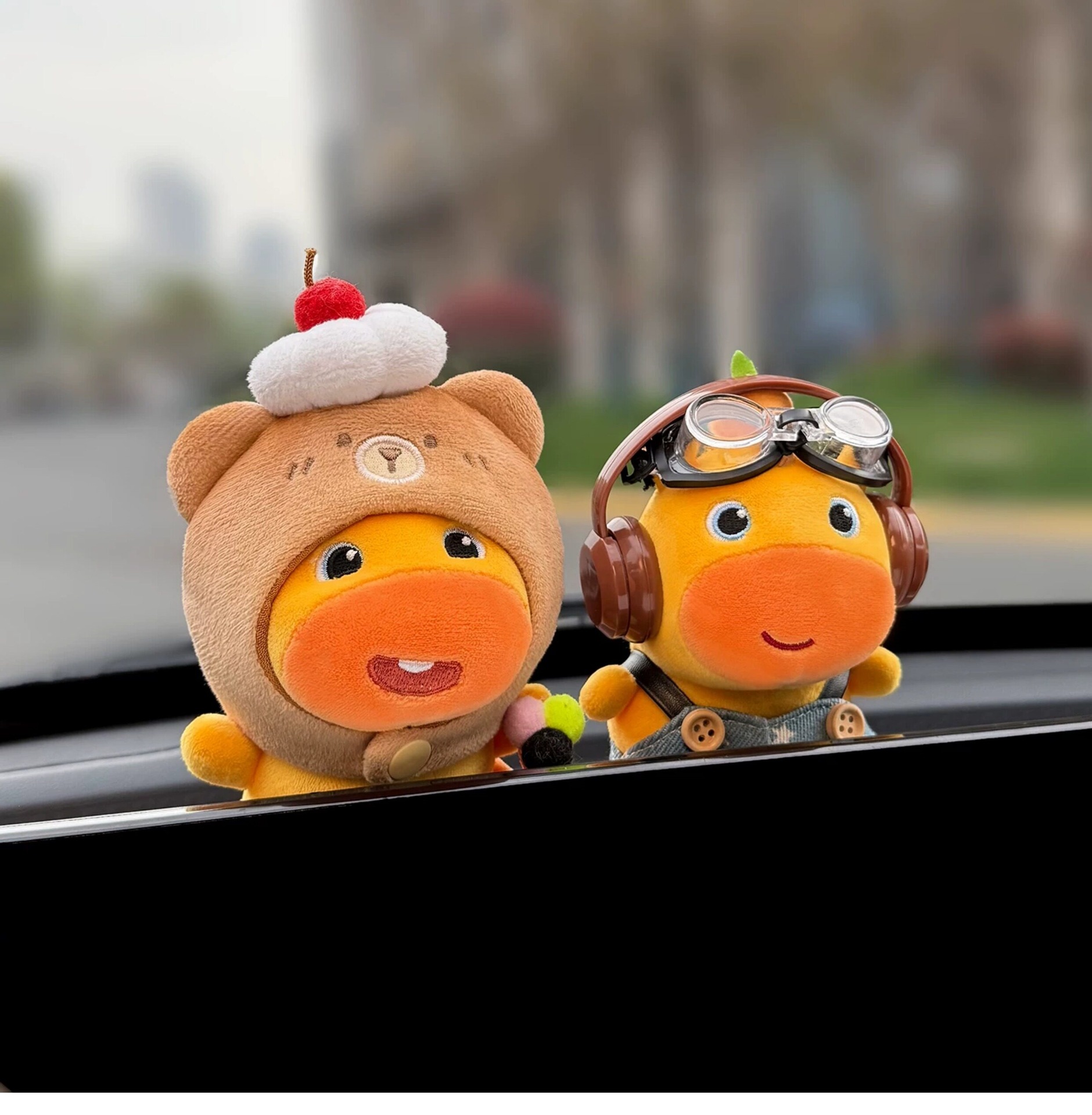 Authentic Capybara Lulu Car Ornament, Car Dashboard Display Screen Decorative Doll, Interior Car Accessory Figurine