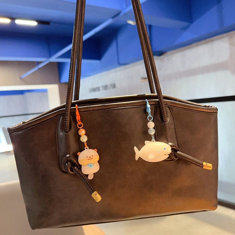 新しいクリエイティブな光変色水族館の小さなサメ人形ペアクーリングキーホルダーカップルスクールバッグ漫画ペンダント|undefined