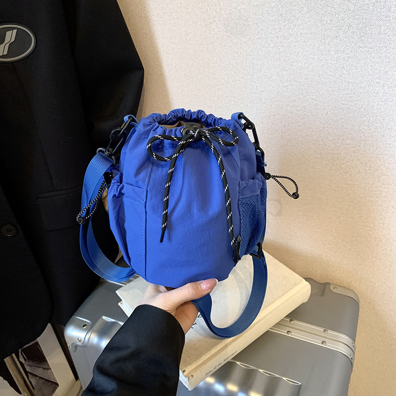 ニッチデザインのナイロン巾着クロスボディバッグ、新しいアウトドアスポーツとレジャーショルダーバッグ、ファッショナブルで多用途なバケットバッグ|undefined