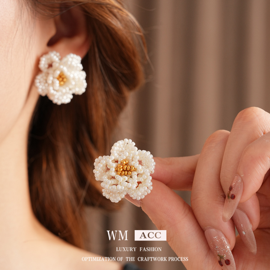 Collar de aretes de camellia retrógrado francés temperamento versátil conjunto de aretes de diseño de joyería de nicho femenina de alta calidad