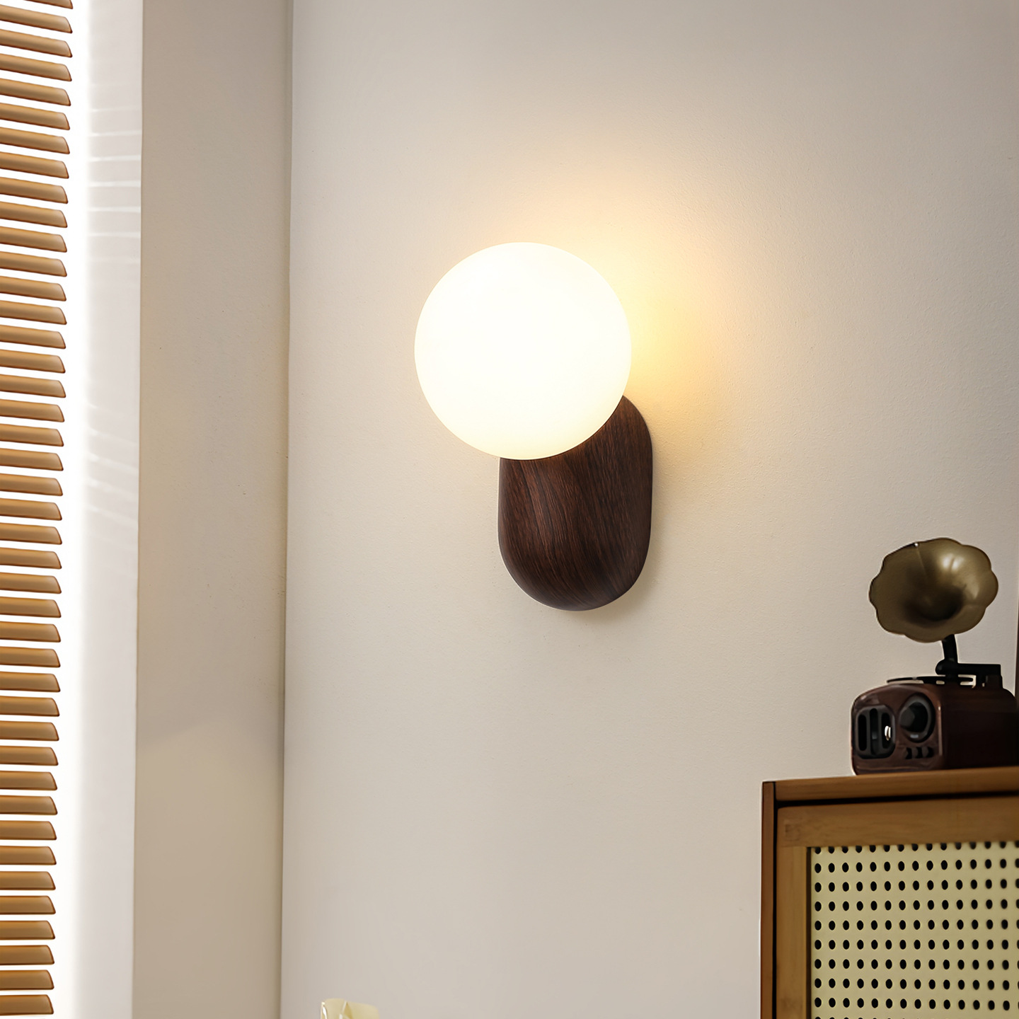 Lámpara de pared de viento francesa crema creativa de viento silencioso dormitorio lámpara de cabecera resina nórdica ins pasillo luz 522L