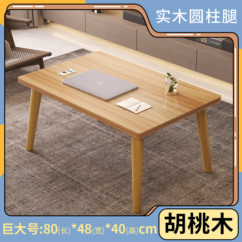 窓の小さいお茶のいくつかの小さいテーブルの客間は軽くて豪華でシンプルです。|undefined