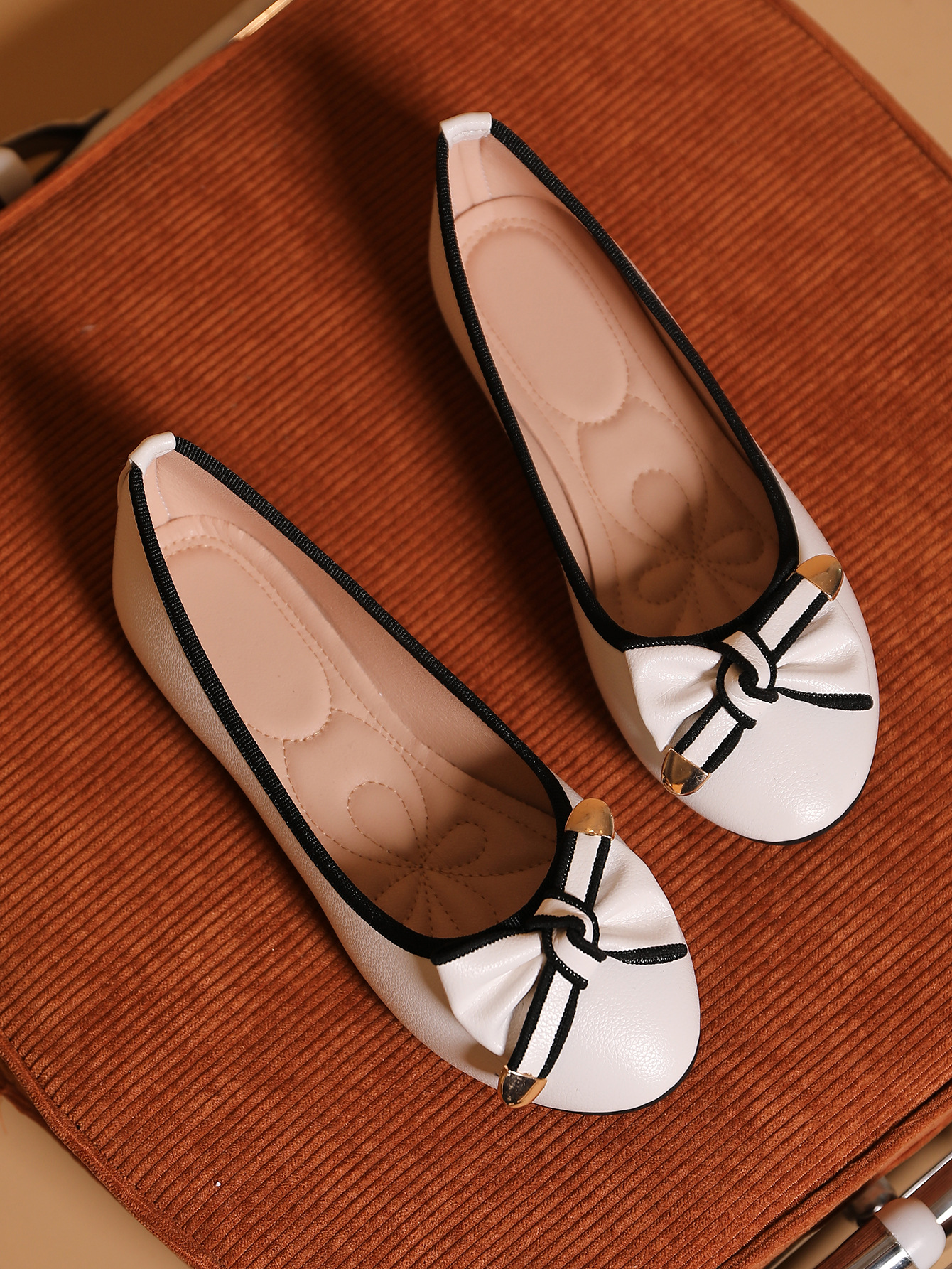 Sapatilha feminina estilo europeu com laço, bico fino, modelo mocassim, ideal para o verão de 2024, com design para uso externo, adequada para todas as estações._voghion.com