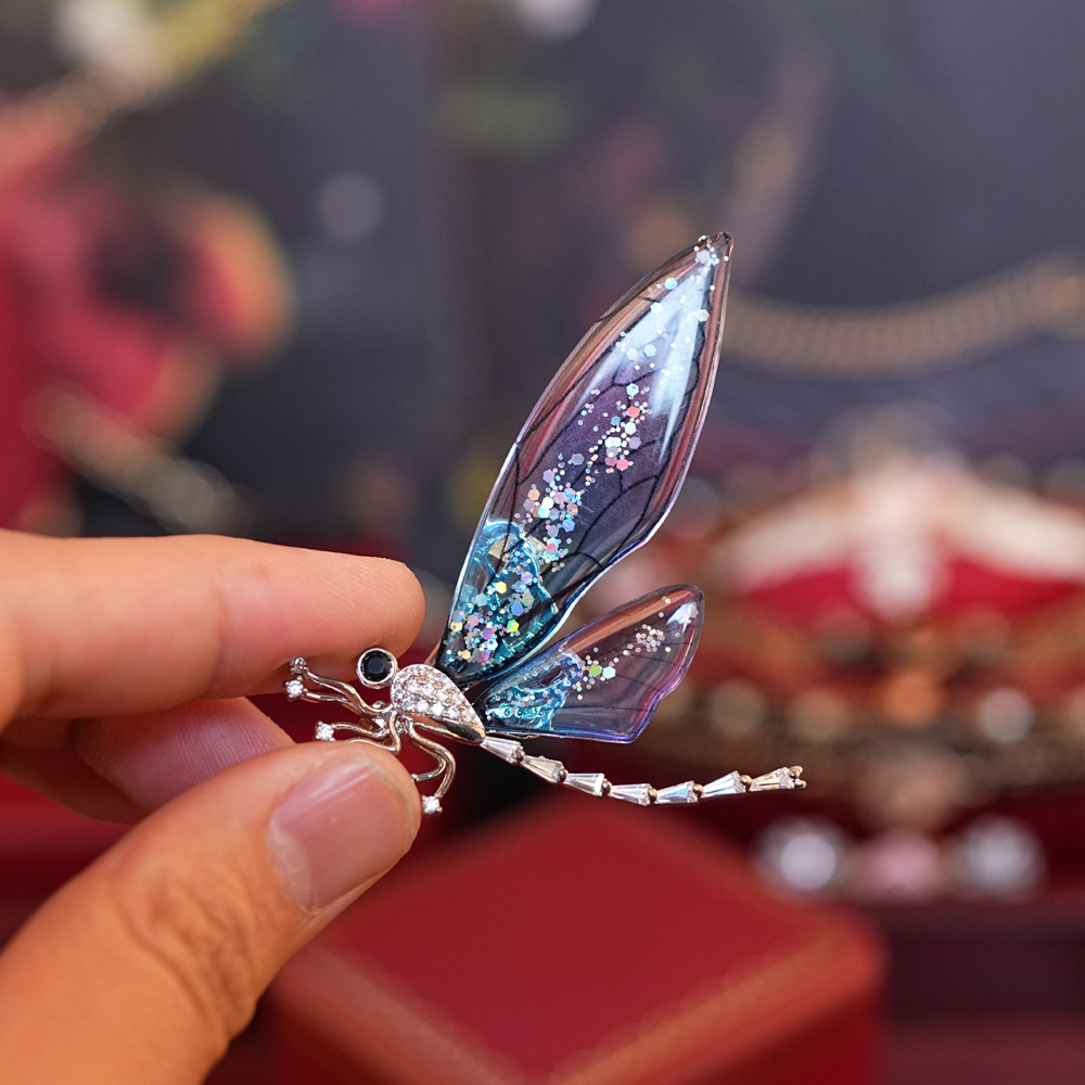 Spilla libellula, ottone placcato oro, micro zirconi intarsiati, pastorale due colori primavera, estate e autunno sul petto_voghion.com