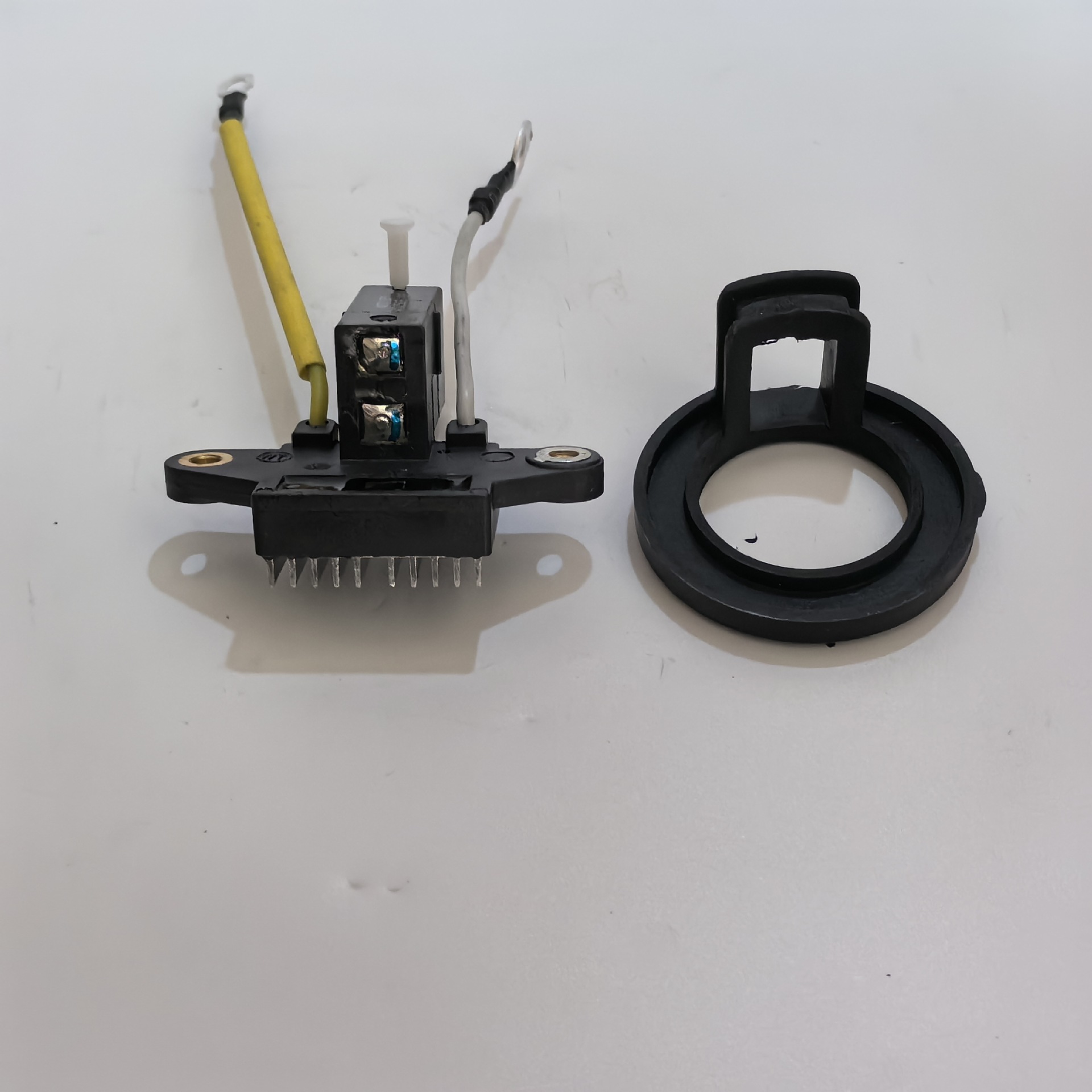 Spot New Weichai Petola Jfz2110-W Diesel Engine 28V120A Automotive Generator Regulator Manufacturer