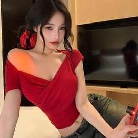 美式辣妹风红色V领短袖t恤女夏季修身显瘦设计感别致收腰短款上衣