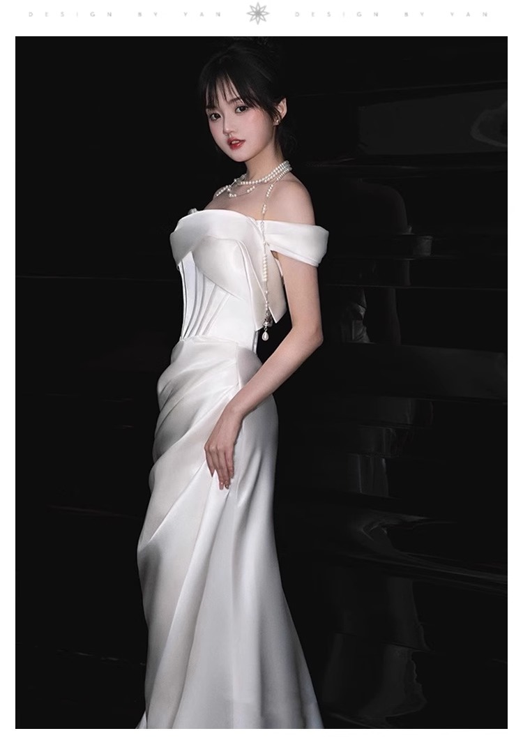 Elegant brudklänning i vit satin med off-shoulder och sjöjungfrumodell_voghion.com