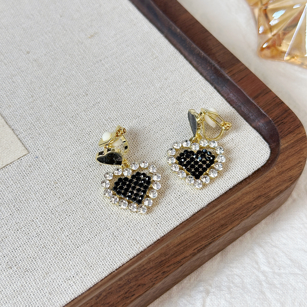 Versión coreana del clip para la oreja sin orejas de la celebridad de Internet clip para la oreja triangular con incrustaciones de diamantes de alta calidad Pendientes de Yiwu de temperamento simple femenino al por mayor