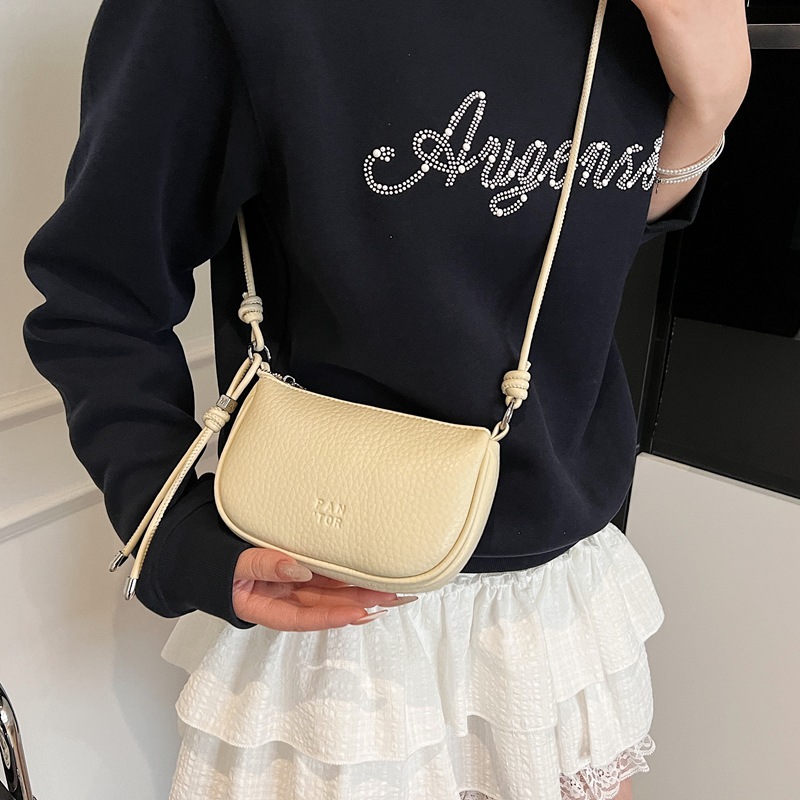 Bolsos pequeños populares de este año 2025 primavera y verano nuevos bolsos de mujer bolso de hombro con patrón de lichi fresco bolso de mensajero de letras casuales