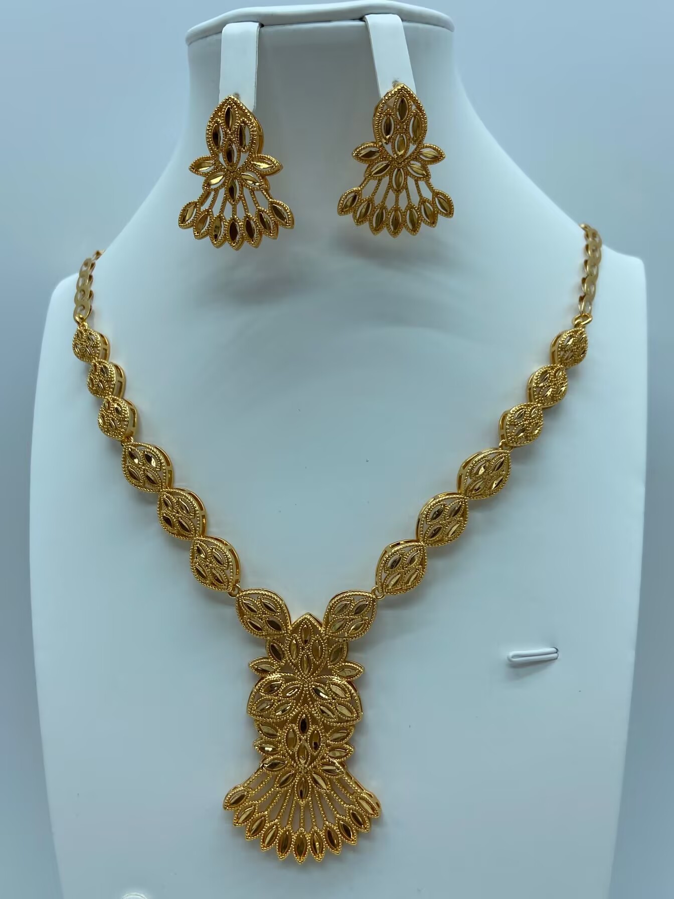 Transfronterizos de moda retro de Oriente Medio conjunto de joyería collar pendientes de boda banquete de bronce de lujo joyería dorada mujer