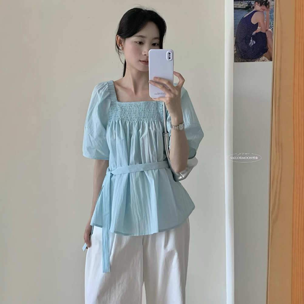 Imagina el viento suave de SAILORMOON, un cuello cuadrado con un hombro y una cintura, una camisa de diseño con serpentina