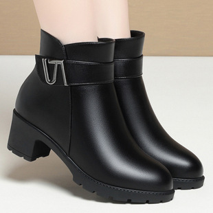 Autumn and Winter mom shoes new soft bottom short boots middle-aged and elderly women's shoes leather shoes fleece-lined comfortable fashion boots cotton shoes