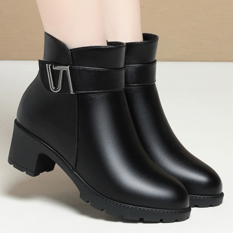 Осенне-зимняя обувь для мам, Новые укороченные ботинки с мягким низом, женская обувь среднего и пожилого возраста, кожаная обувь на флисовой подкладке, удобные модные ботинки, хлопчатобумажная обувь