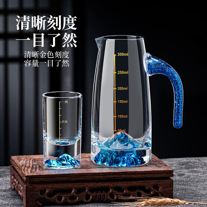 Taza de licor de alta calidad pintada de oro con dos tazas de licor de Jinshan con una escala doméstica de dos tazas de licor de montaña azul dispensador de vinos de vidrio conjunto de vinos