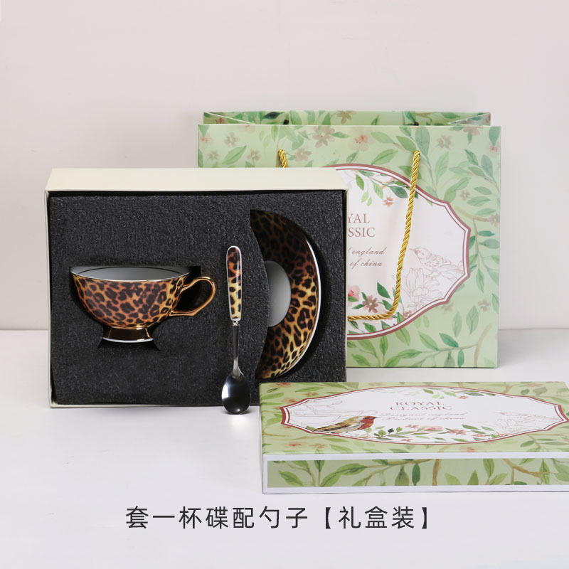 Leopardo de lujo ligero hueso de porcelana taza de café y plato conjunto de taza de té europea en línea exquisita taza de cerámica plato clásico alto valor nominal