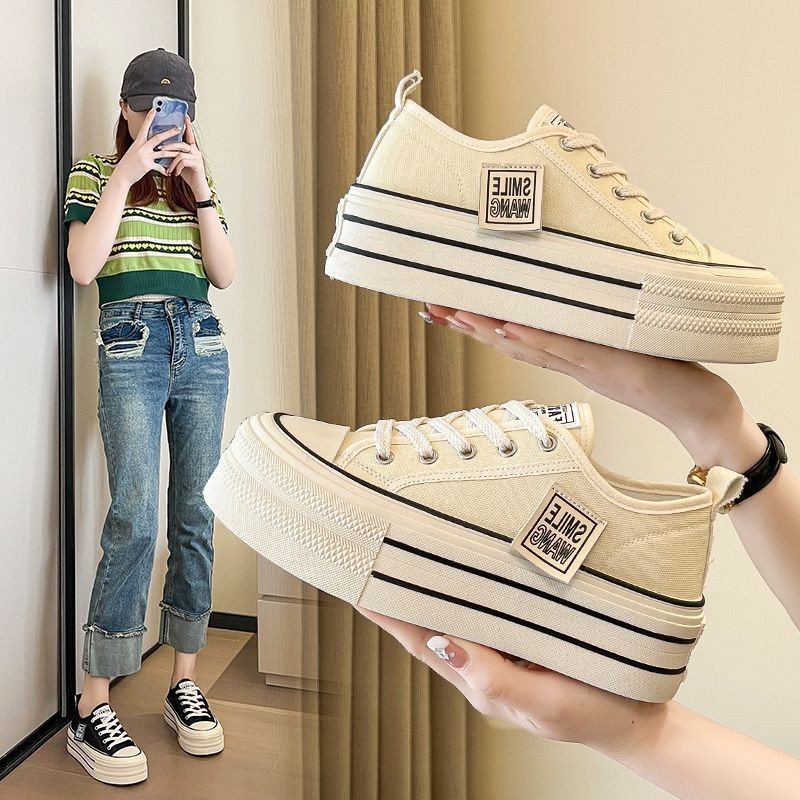 Zapatos de lona de suela gruesa para mujeres 2025, primavera y verano nuevos zapatos blancos coreanos pequeños aumentan lazos bajos zapatos de tablero para mujeres