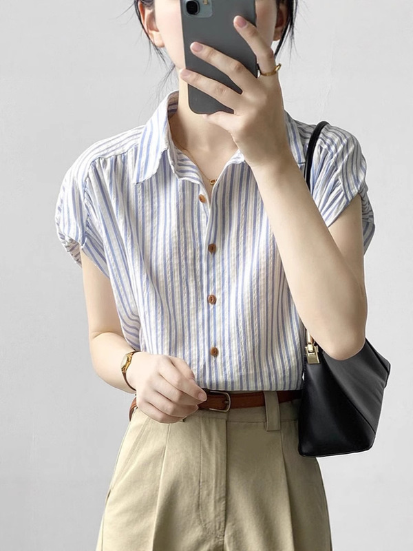 Gejiaショッピングモールの2025年夏の女性用フレンチスタイルの小さなフライングスリーブストライプ半袖の新鮮なルーズシャツ|undefined