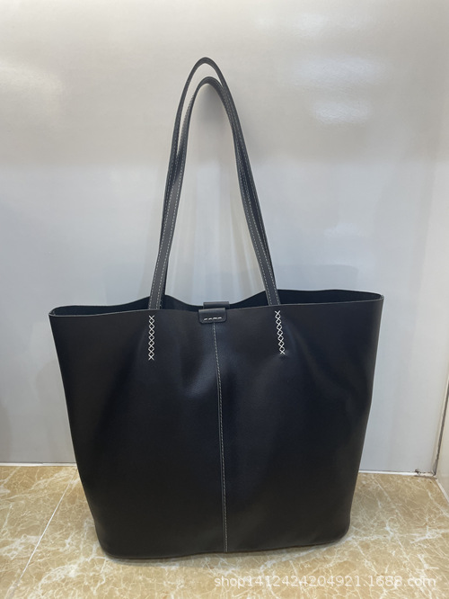 El nuevo tote de cuero de gran capacidad es retro y yangqi para viajar en todas las axilas, un bolso de hombro simple y portátil.