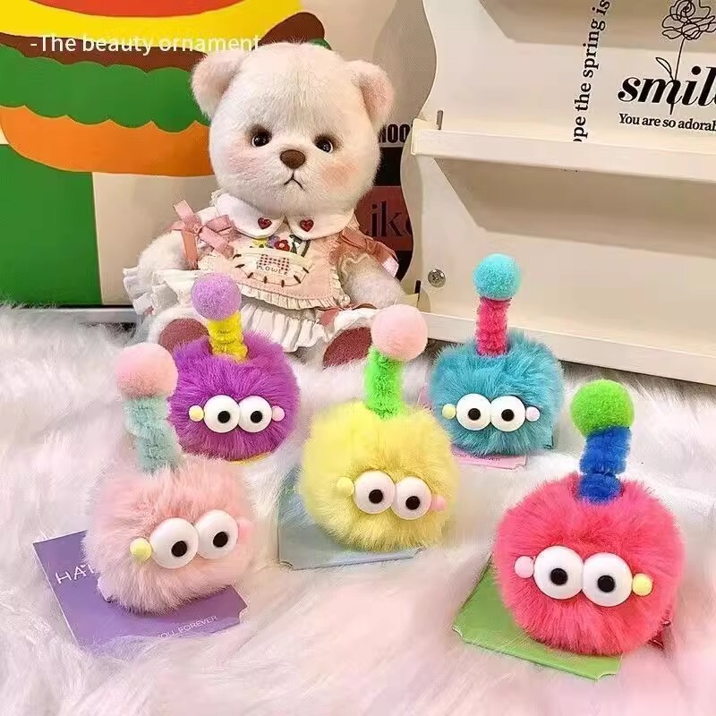 創意のまぶしい風車のヘアピンの子供の幼稚園は小さいプレゼントを分かち合います。|undefined