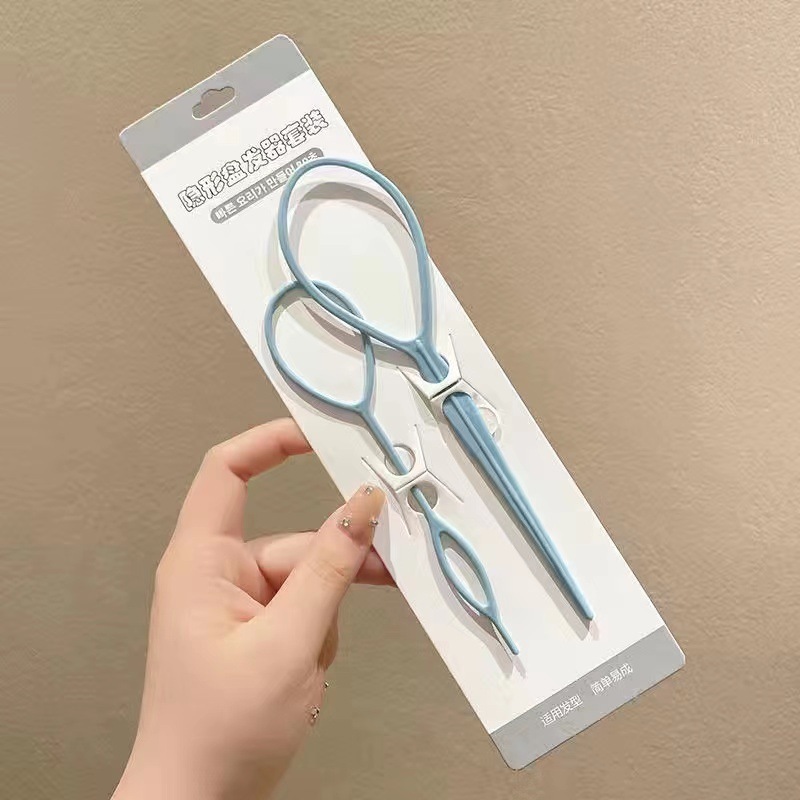 プラスチックのヘアピンを着て髪を伸ばします。女性の髪を刺します。|undefined