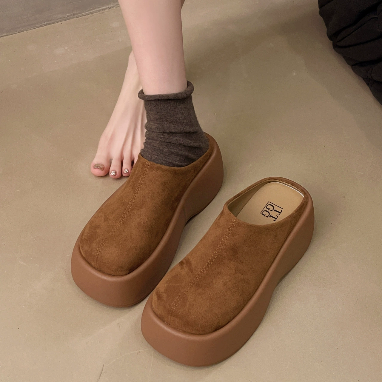 Баотоу половинная тапочка толстая подошва женская осенняя одежда 2025 новая сеть обуви Мюллер красный хлеб без каблуков ленивая обувь для кексов