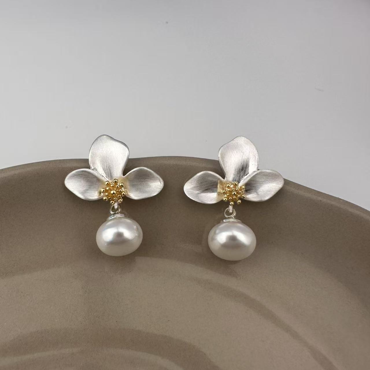 Diseño especial de pendientes de plata esterlina de flores de tres pétalos, pendientes de temperamento ligero de lujo de alta calidad, perlas de joyería universal para mujeres
