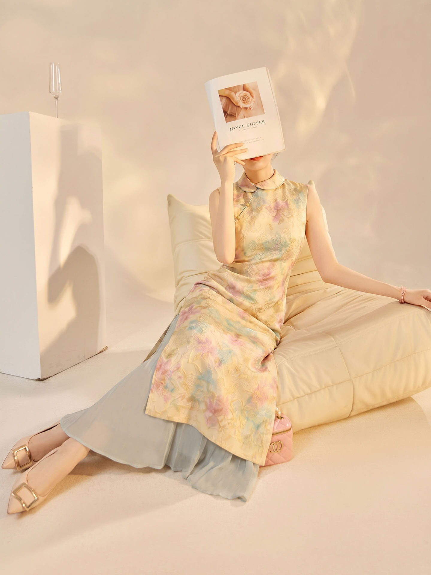 Đầm maxi sườn xám cải tiến tay áo ve áo in hoa xẻ tà — màu vàng