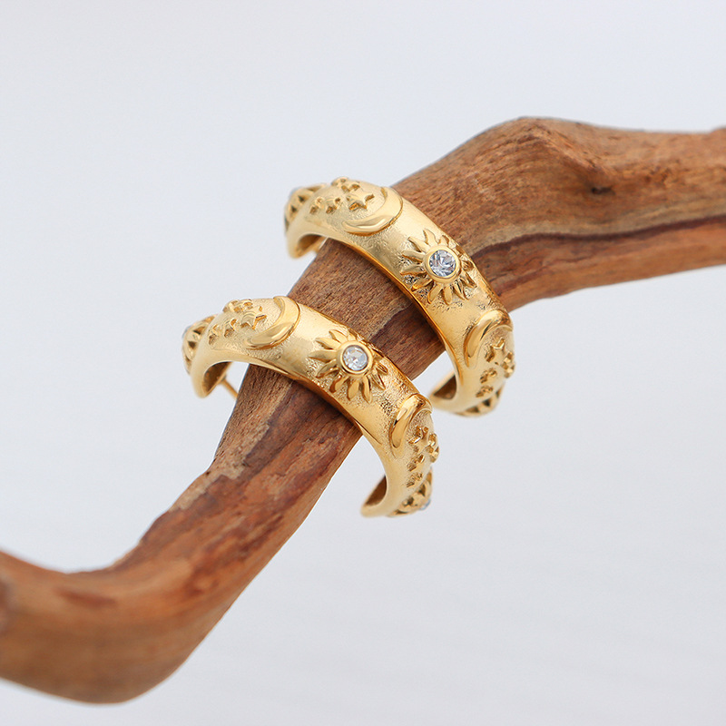 Nicho de lujo de luz de alivio de la estrella de la luna con incrustaciones de circón pendientes de la pulsera del todo-fósforo traje de las mujeres transfronterizas no se desvanece joyería