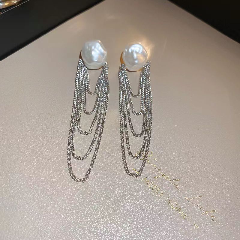 Orecchini pendenti con nappine catena e perla irregolare in argento_voghion.com