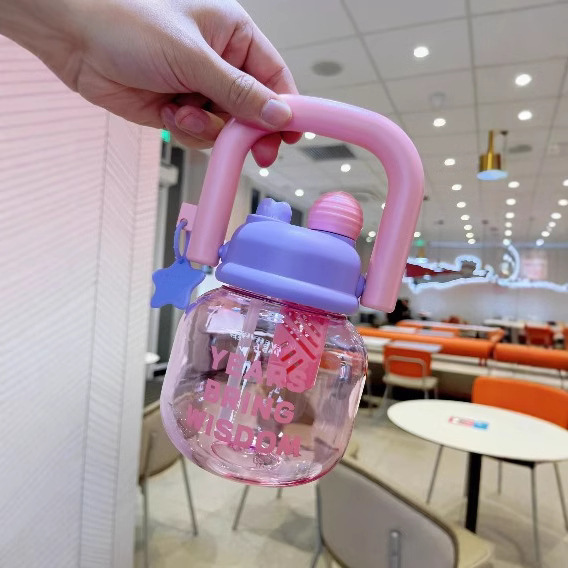 Yitong nueva taza espacial portátil taza de plástico en línea caricatura niños taza de vientre grande 850ml taza de agua de paja al por mayor