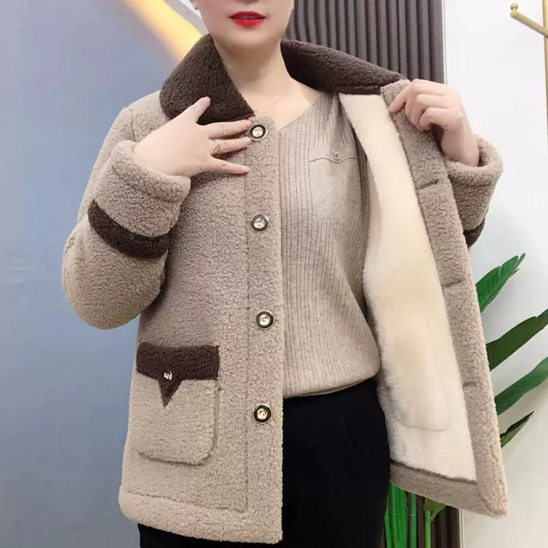 Теплый бархатный пуховик для мамы, для среднего возраста.