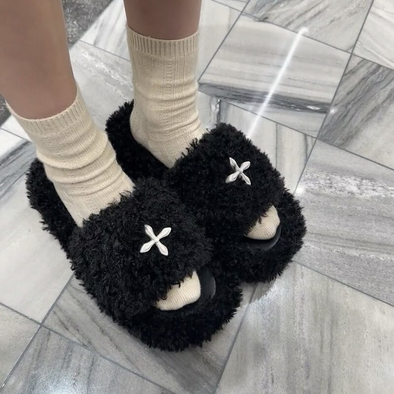 Sk Cross-Pattern Versatile and Comfortable Plush Slip-On Slippers